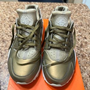 NIKE Huarache women’s sneakers, Sz 9.5, Color Muted Metallic Olive Green